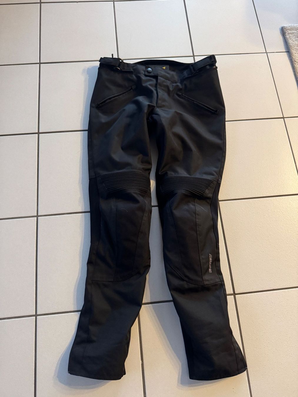 Hosen: FASTWAY T-2205 Motorrad-Textilhose – Gebraucht aus Biel-Benken BL von Wrayson