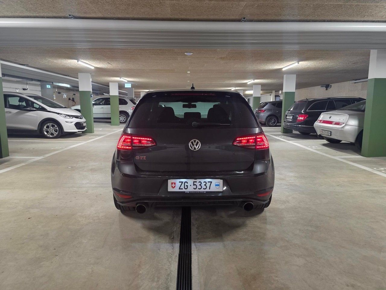 VW Automobili: VW Golf GTI Performance dunkelgrau – Usato da Zug venduto da Upinthesky 1