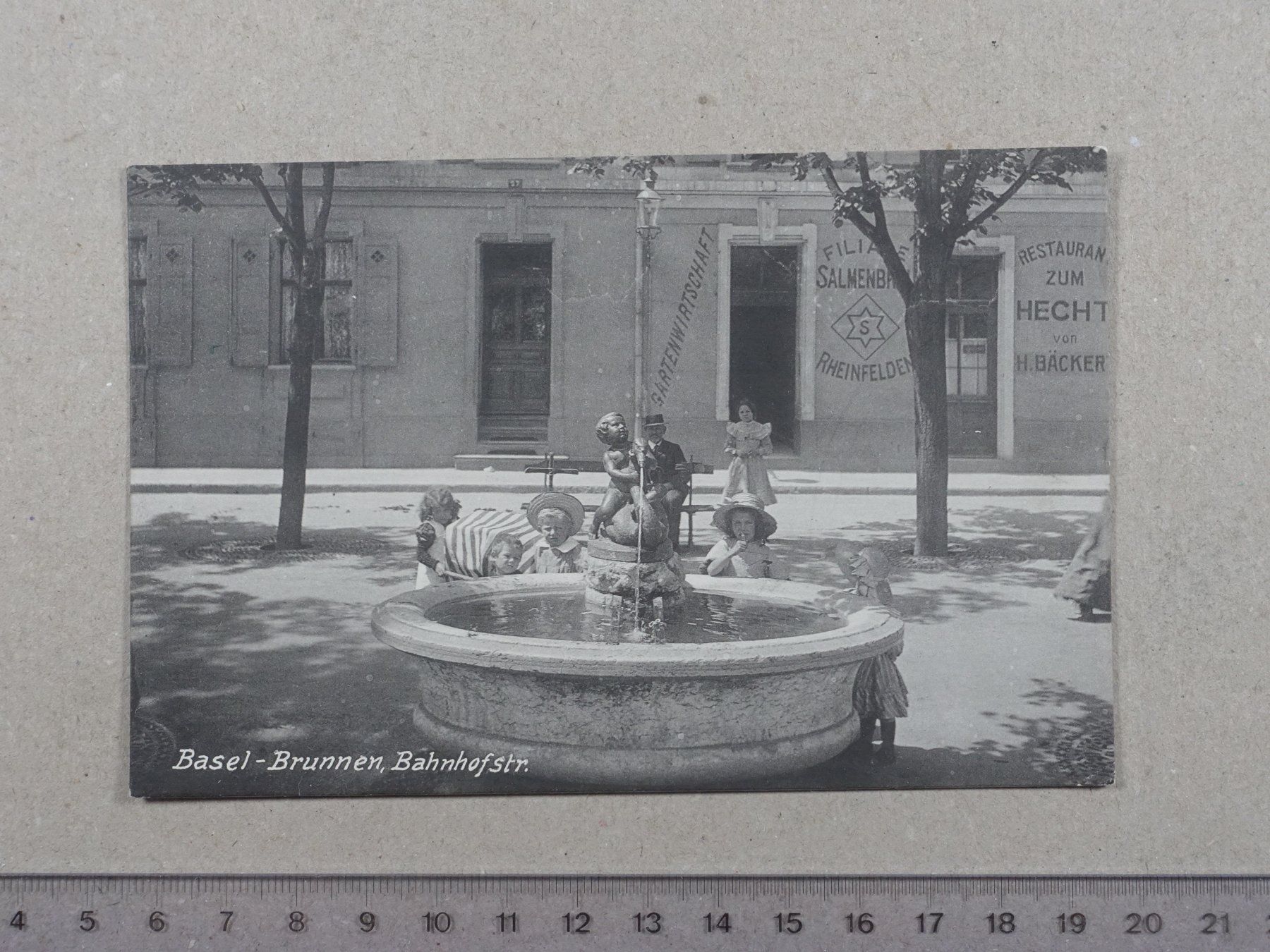 Cartoline postali: Basel - Brunnen, Kinder, belebt, Bahnhofstr., Restaurant – Usato da Lenzburg venduto da fh1