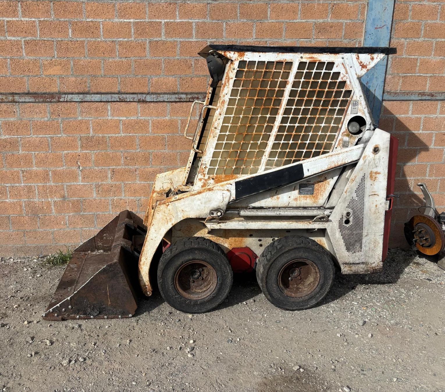 Bobcat Chargeur de ferme: Bobcat 443 – Défectueux à Grono par laz_nx8q