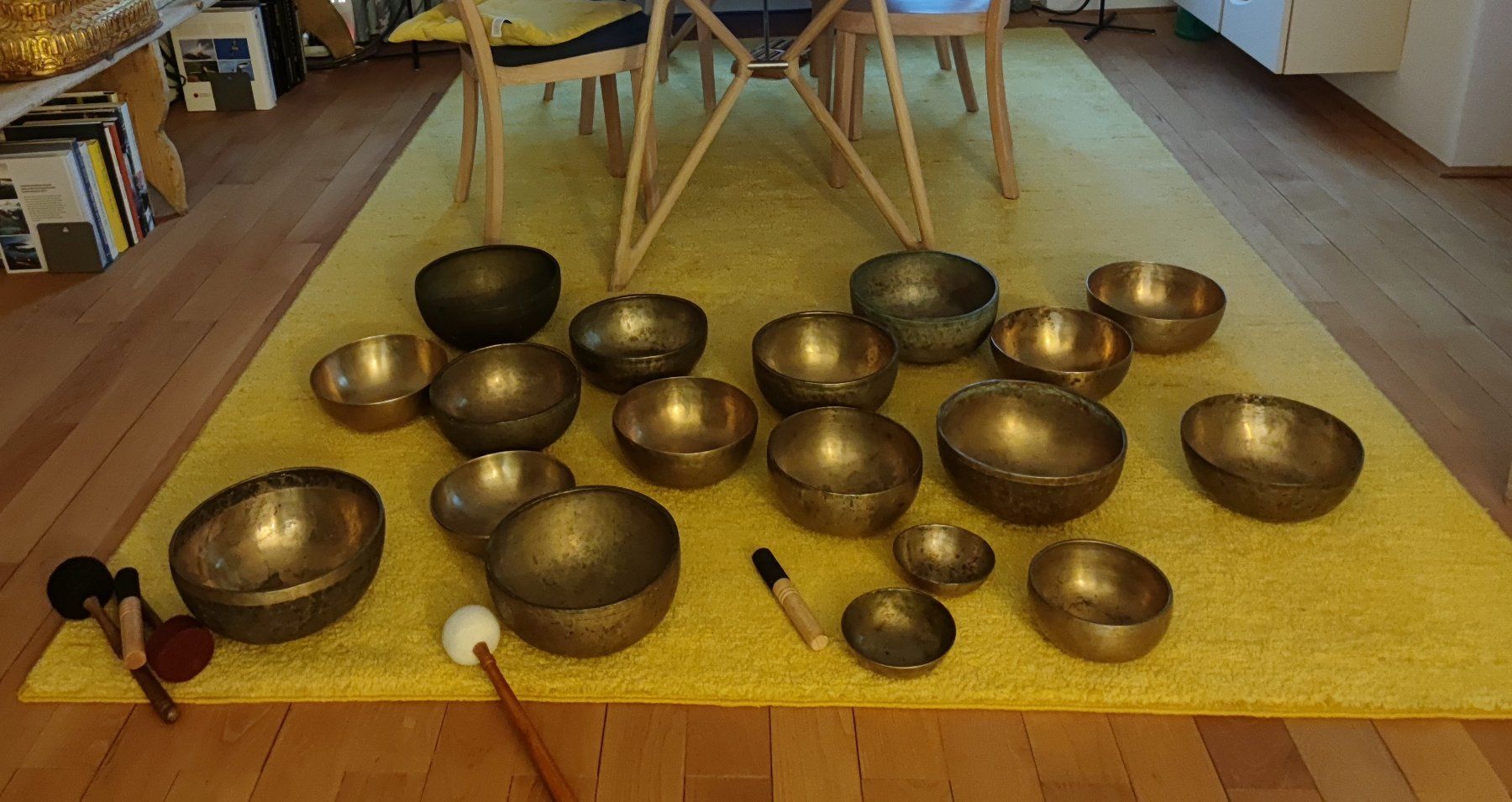 Strumenti musicali: 20 antike Klangschalen – Usato da Thusis venduto da Feldis 1