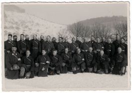 Soldaten posieren im Schnee, um 1940-45