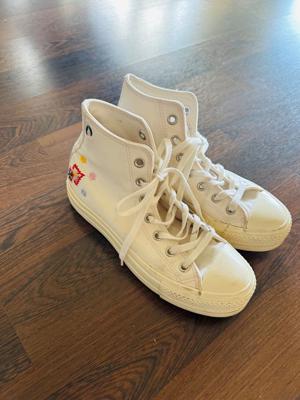 Converse Chaussures hommes: Converse Chuck Taylor bestickt weiss – D'occasion à Bonstetten par Neptun2013 1