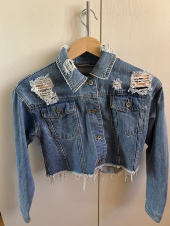 Jeansjacke mit Löcher