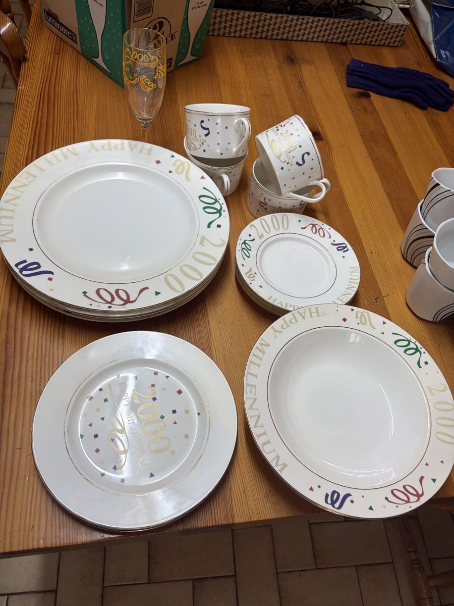 Set di piatti: Vaisselle et verres Millenium 2000 – Usato da Orsonnens venduto da cdms57 1