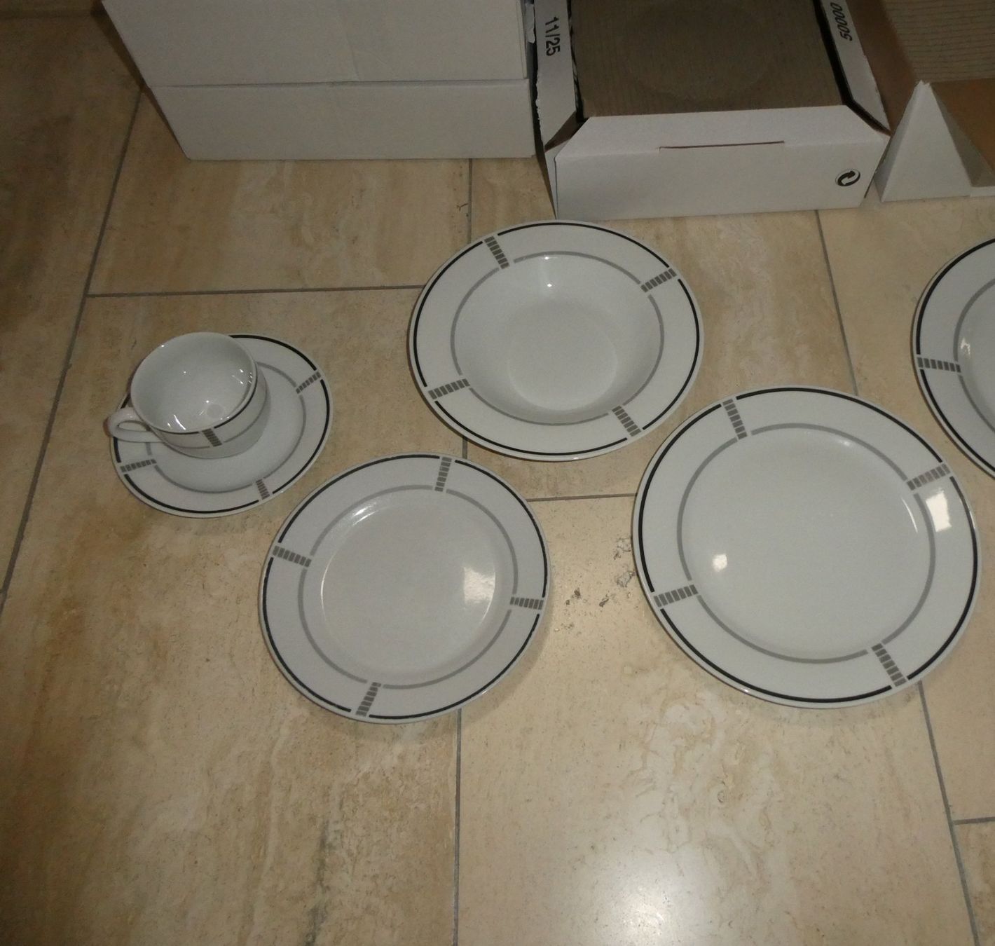 Set di piatti: Geschirr-Set – Usato da Mels venduto da KOSL