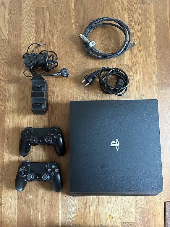 Console: PS4 Pro 1TB + 2 Controller + Ladestation + 12 Spiele  – Usato da Dübendorf venduto da las_qgf8 4