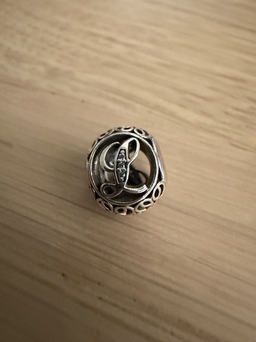 Pandora Armbänder & -reifen: Pandora Charm „L“ – Gebraucht aus Zollikofen von liindaaa