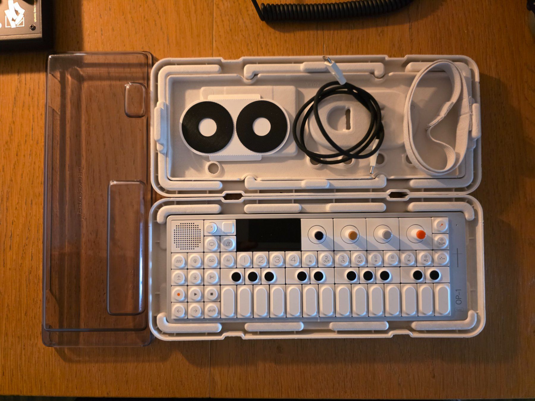 Teenage Engineering Strumenti musicali: Teenage Engineering OP-1 Field – Nuovo (secondo la descrizione) da Bern venduto da fre_22ld