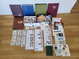 Grosse Briefmarkensammlung mit Alben und Sonderausgaben