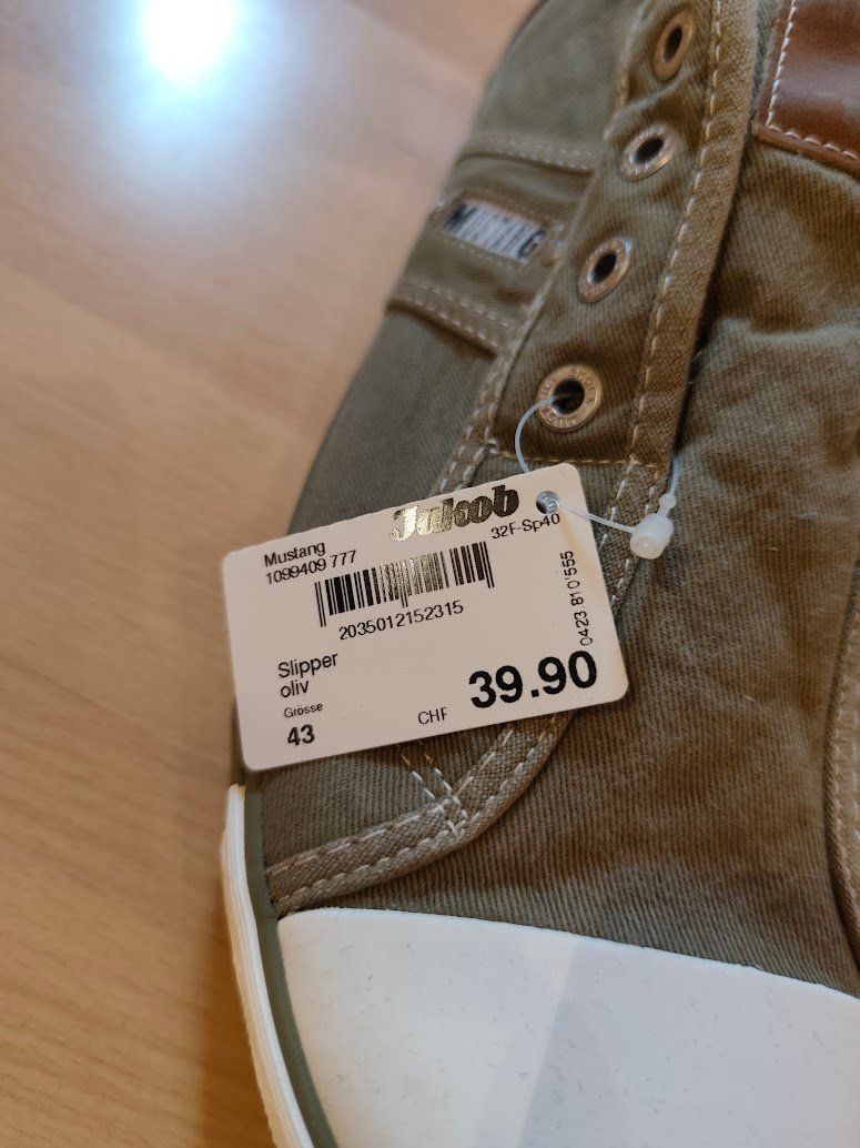Mustang Damenschuhe: Mustang Slipper oliv Grösse 43 neu – Neu (gemäss Beschreibung) aus Kirchberg BE von NF98 1