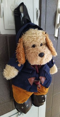 Plüschtierhund mit Tragriemen