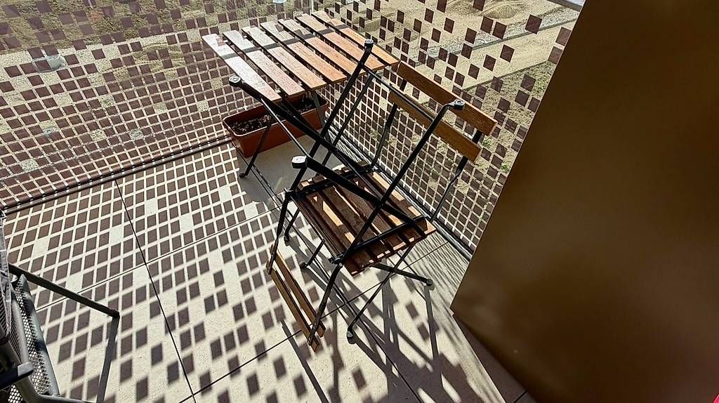 Set di tavolo e panche: Table de jardin/balcon + 2 chaises  CHF 50. – Usato da Ecublens VD venduto da Golgoth_13 1