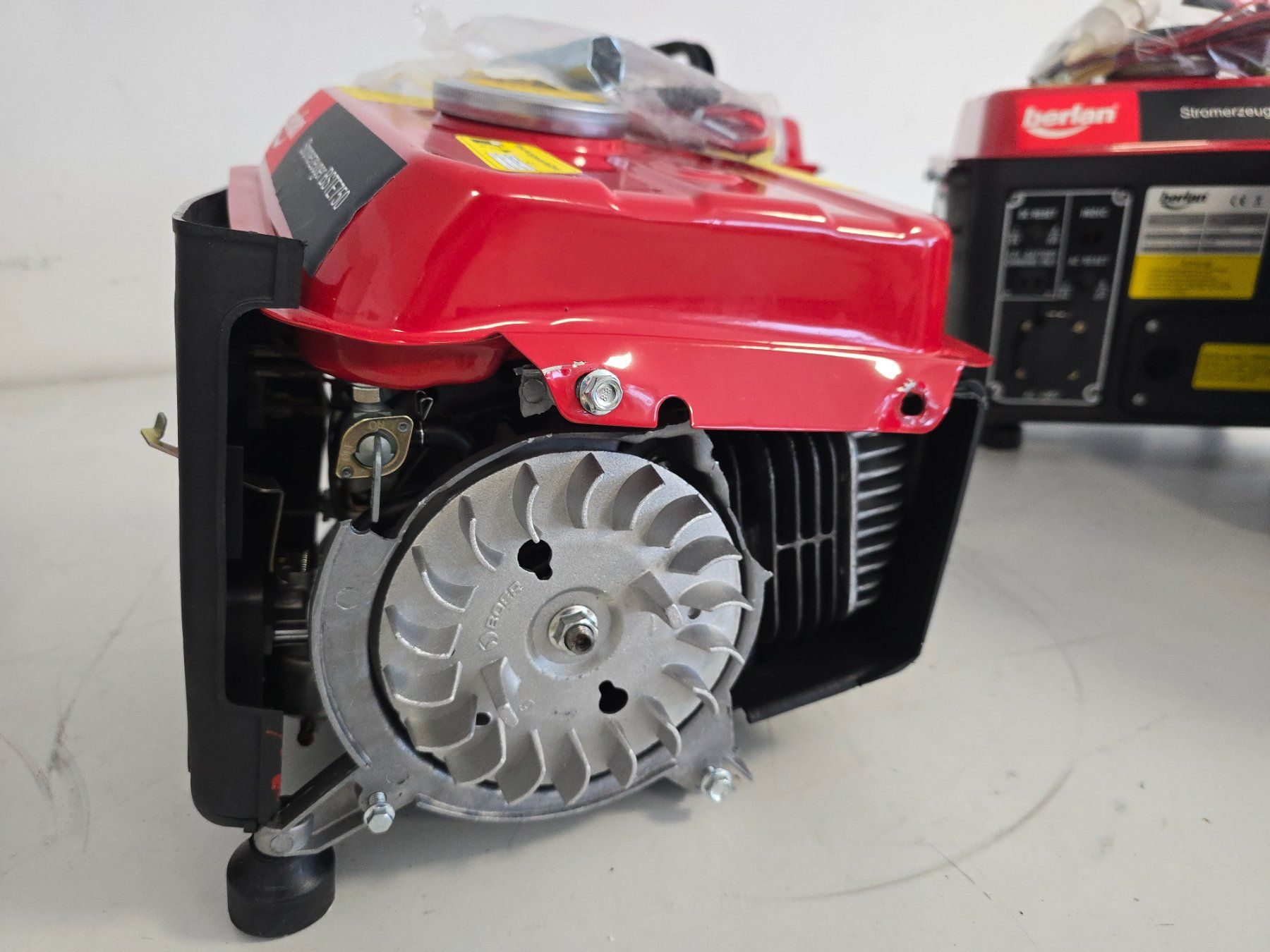 Generatori di corrente: 5x 2 PS Benzin Stromerzeuger Generator 750W Notstromaggregat – Difettoso da Baar venduto da Werkzeugzentrum 9