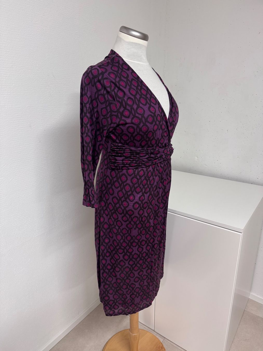 Vestiti: Komfortables violette Kleid von Boden mit auffälligem Muster – Usato da Zürich venduto da van_5xbk 2