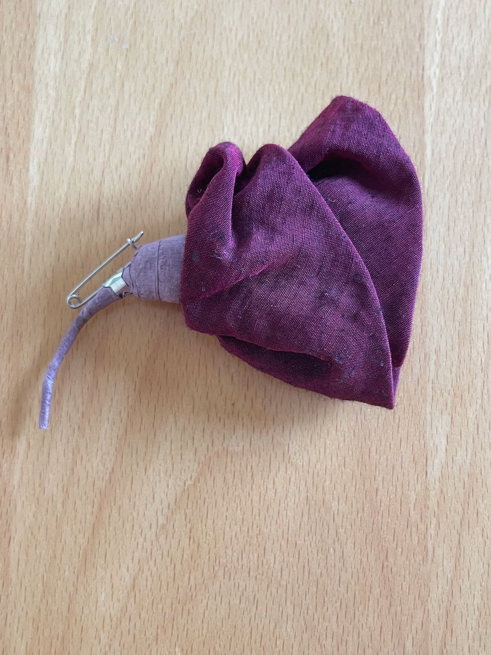 Spille & Fermagli: Stoffrose als Brosche oder Haarschmuck , dekorativ. – Usato da Winterthur venduto da 1956ingi