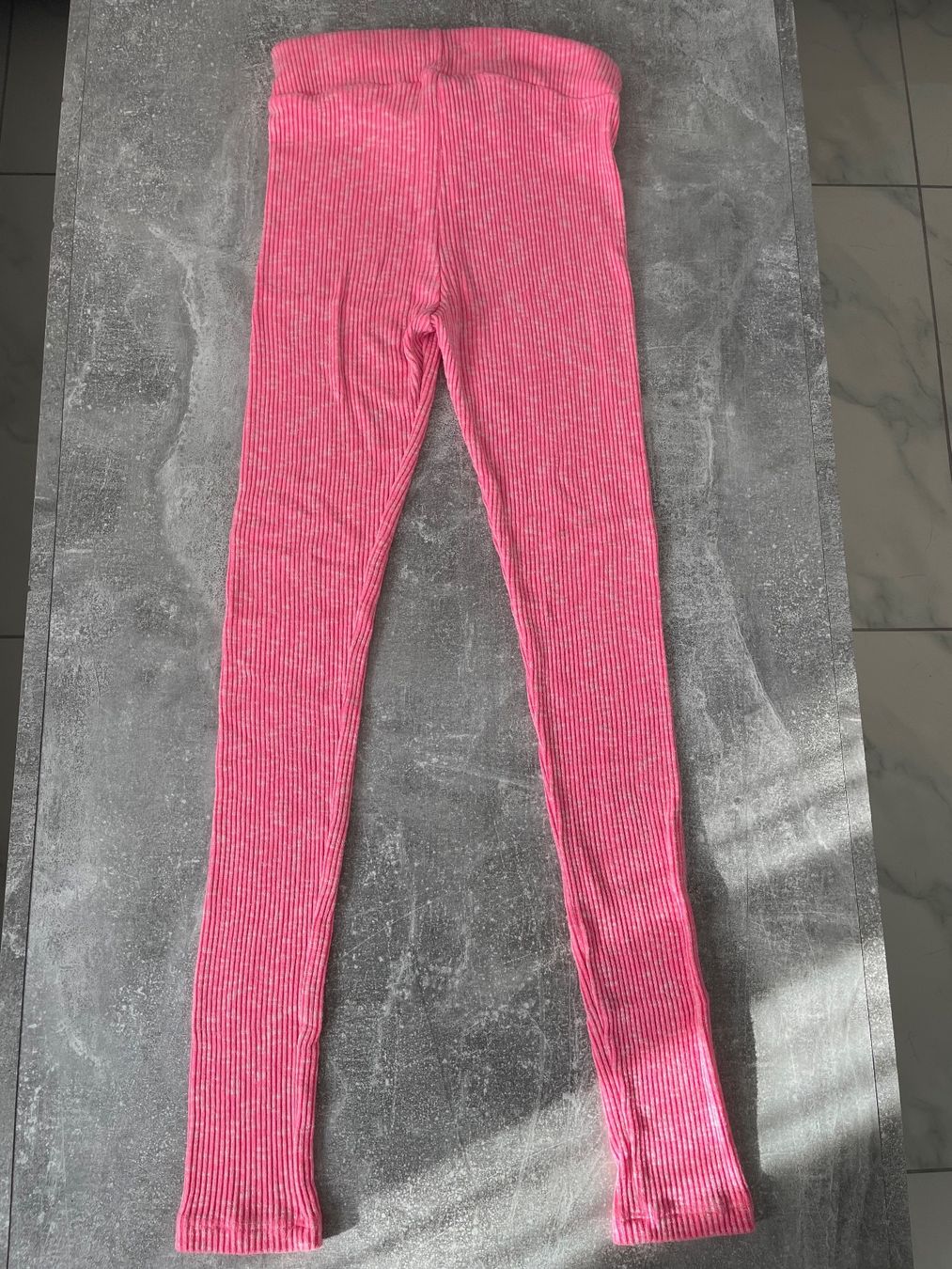 Leggings: Leggins Neon Pink – Usato da Mägenwil venduto da Lea.SN 1