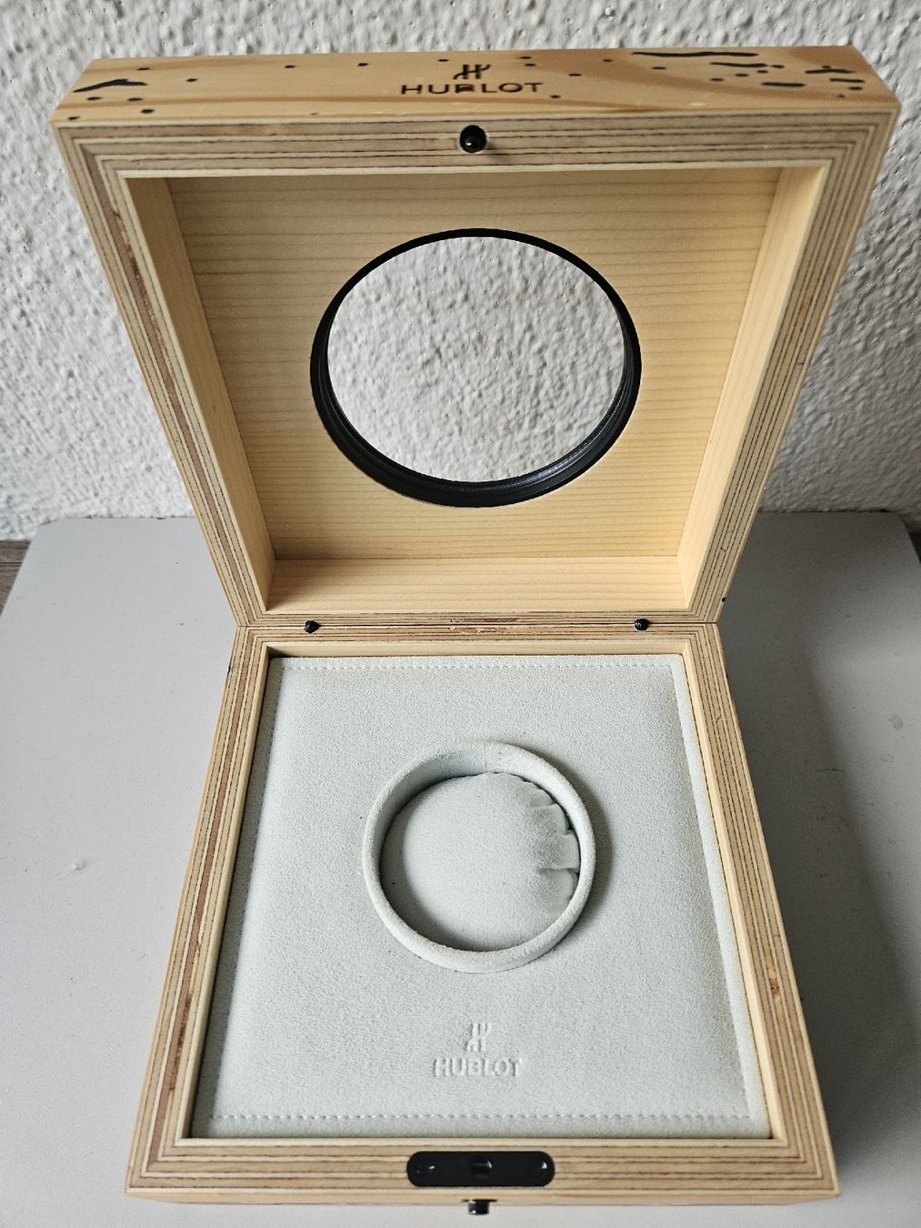 Boîtes de montres: Neue Hublot Holz Uhrenbox – Neuf (Voir description) à Niederhasli par swisslos