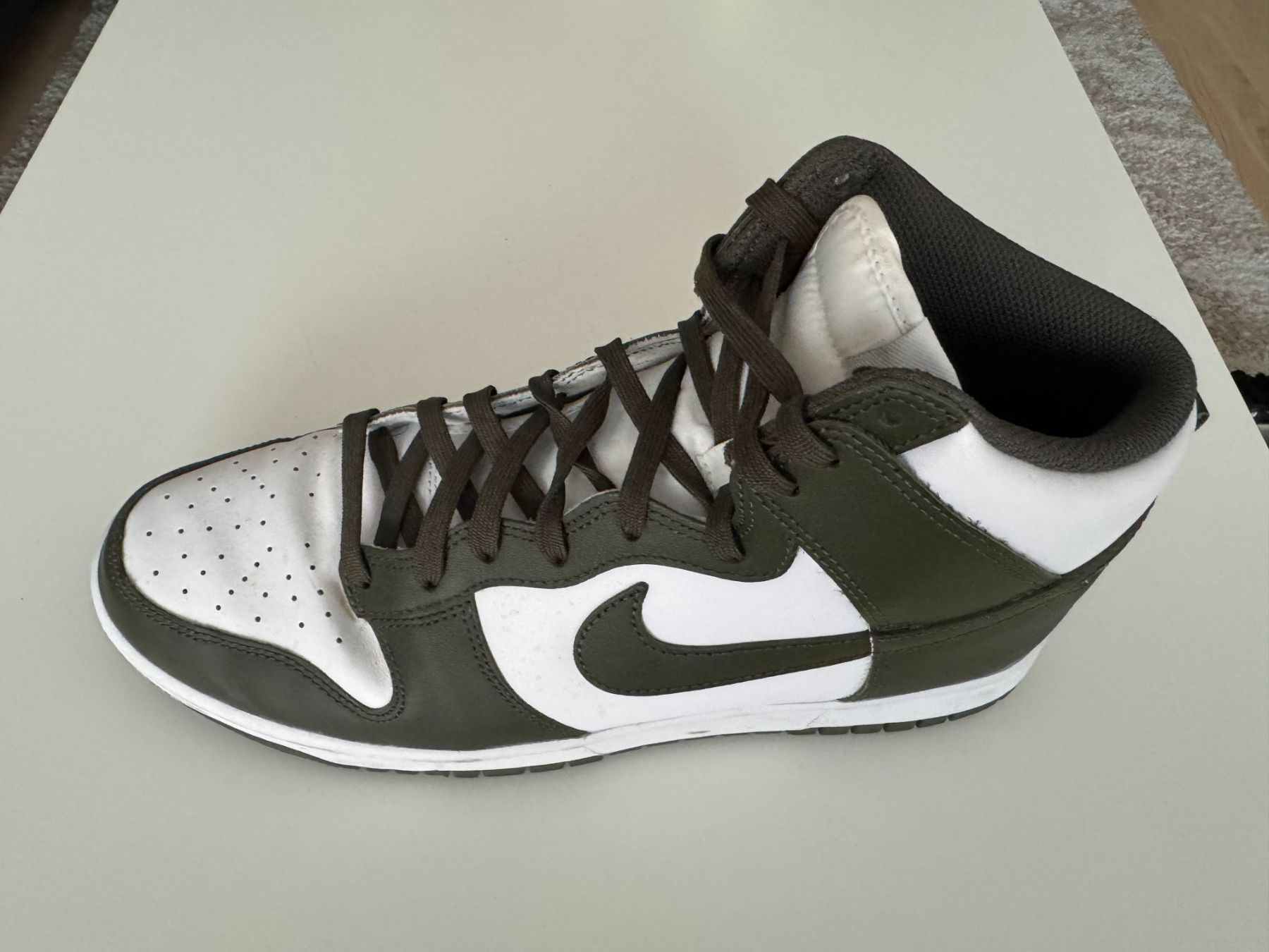 Scarpe da uomo: Nike Dunk High olive green white, Gr. 45 – Usato da Rotkreuz venduto da Servette1 1