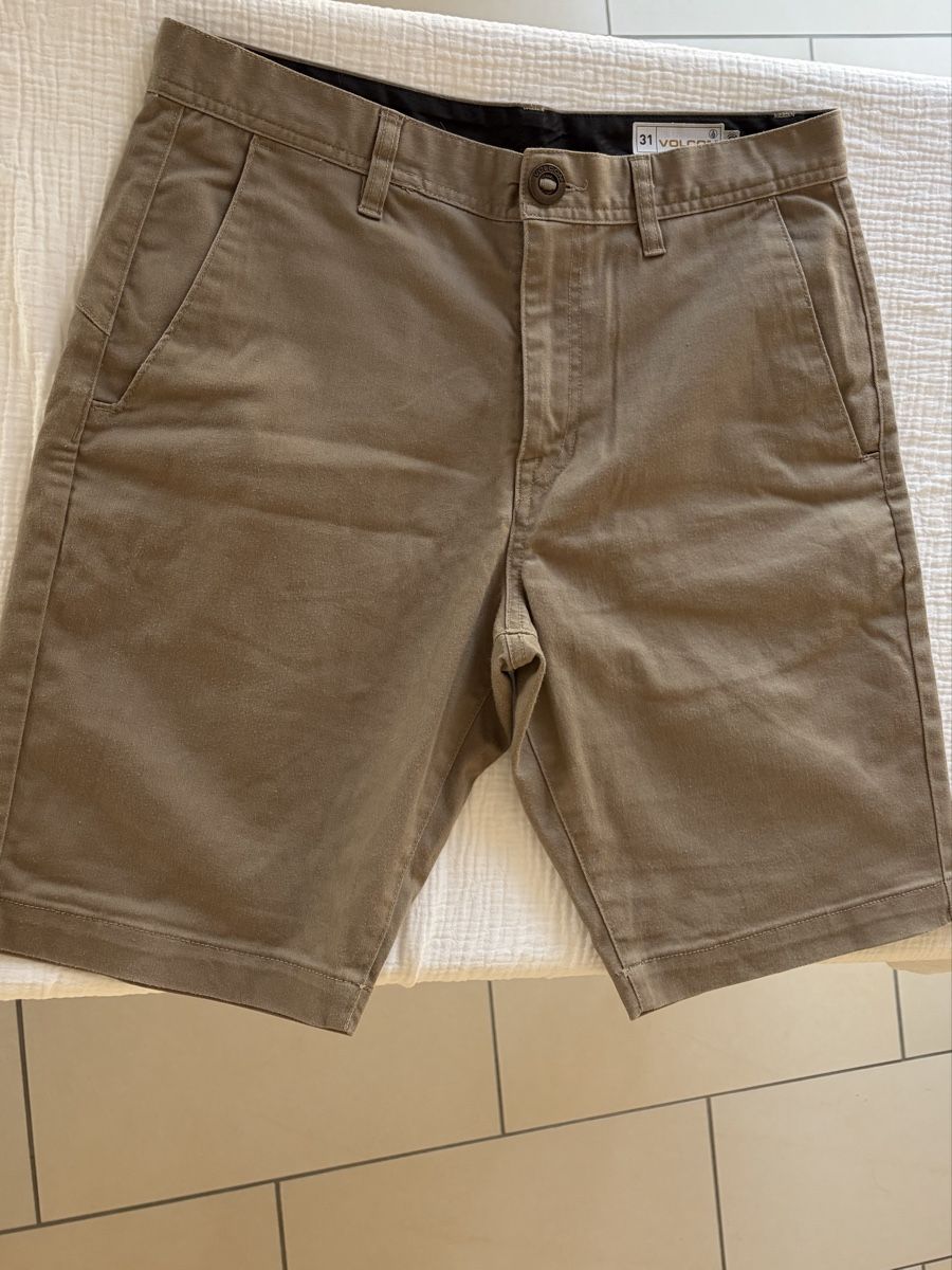 Volcom Pantaloni: Short volcom taille 31 beige homme – Usato da Vouvry venduto da Prune-el