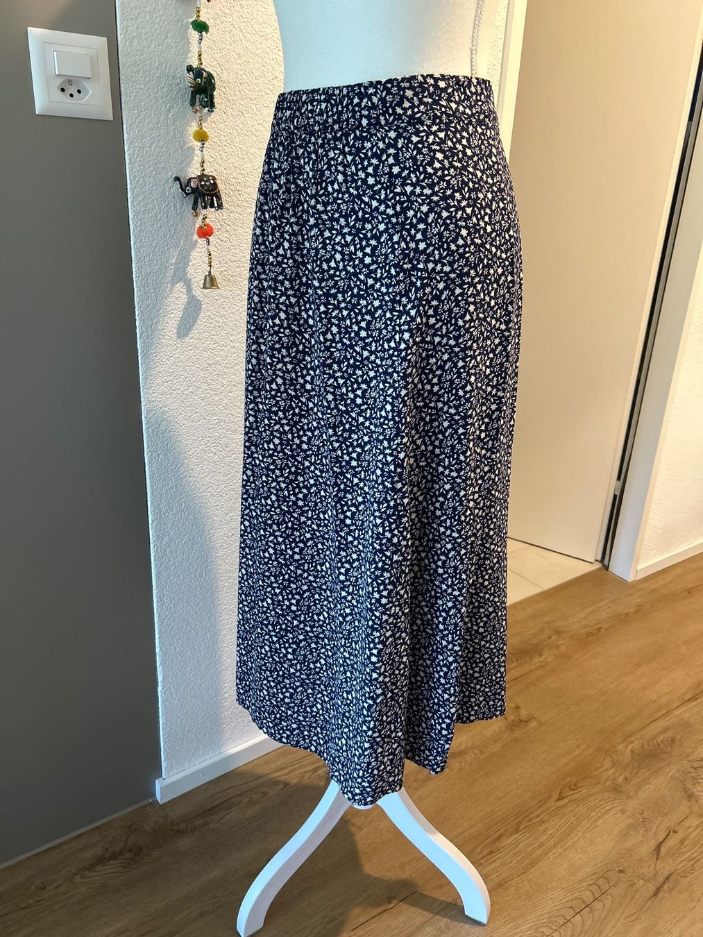 C&A Jupes: Maxi Rock dunkelblau Blumenmuster von C&A – D'occasion à Brunnen par Nala2929 4