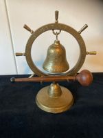 Tischglocke in einem Steuerrad aus Messing