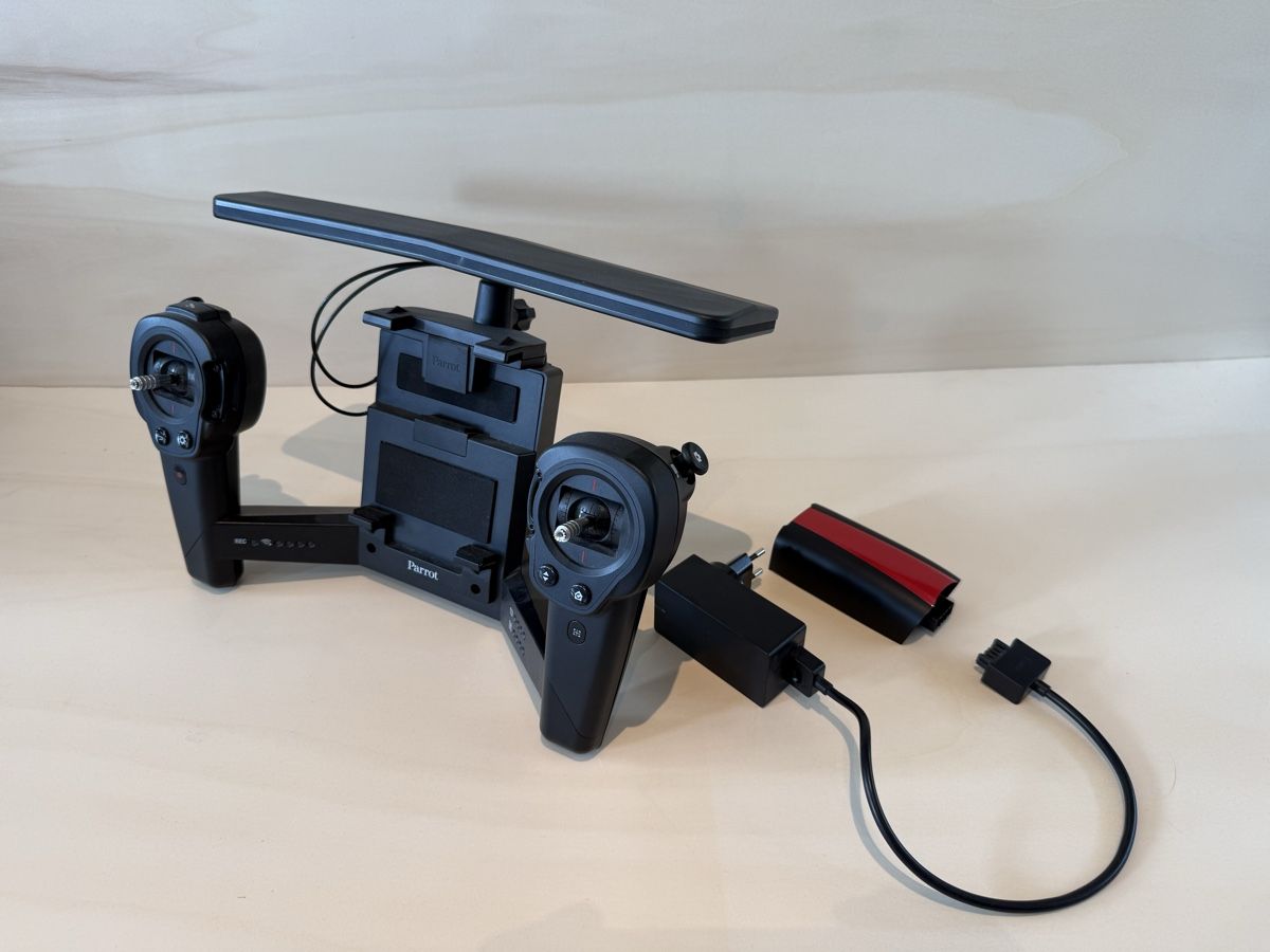 Telecomandi: Parrot Skycontroller 2 + batterie Bebop 2 + chargeur – Difettoso da Evilard venduto da Adrien___2