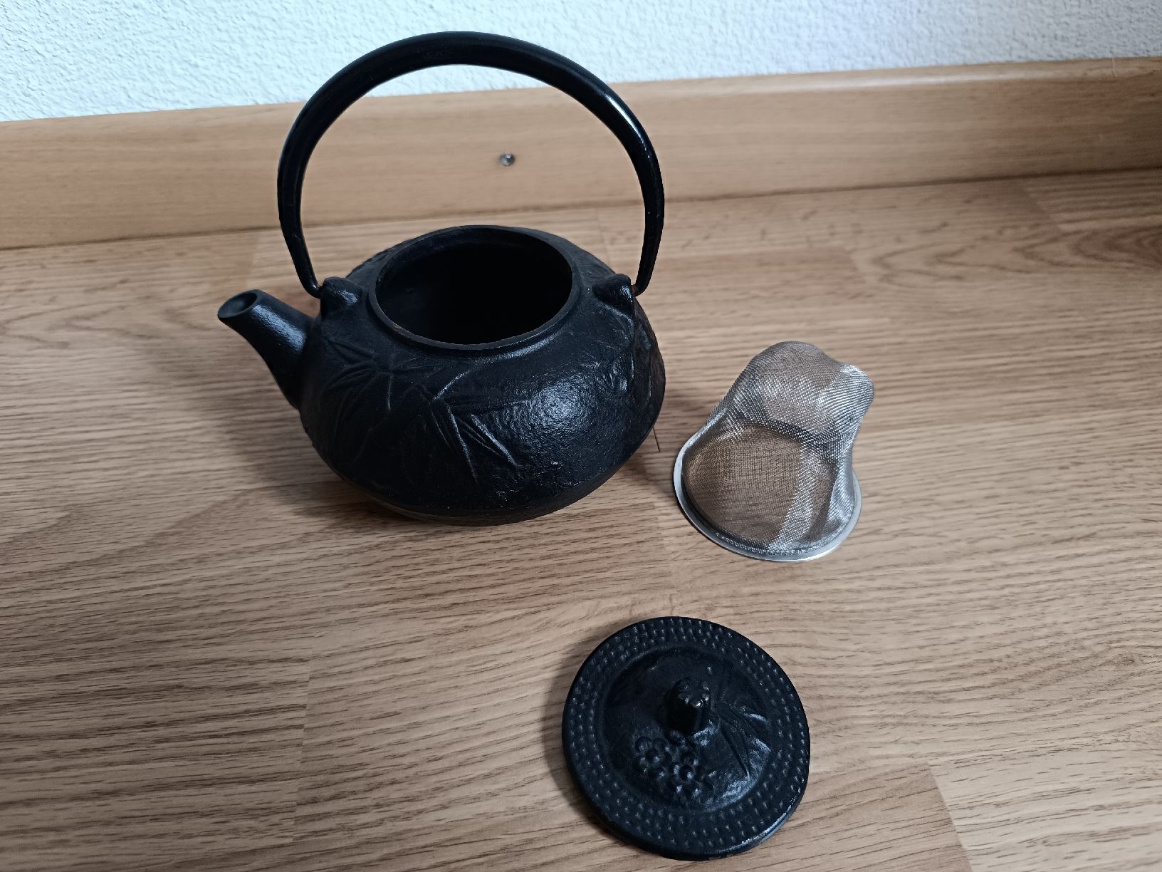 Teiere: Gusseisen Teekanne, schwarz, mit Sieb – Usato da Arbon venduto da lui_8wpm 1