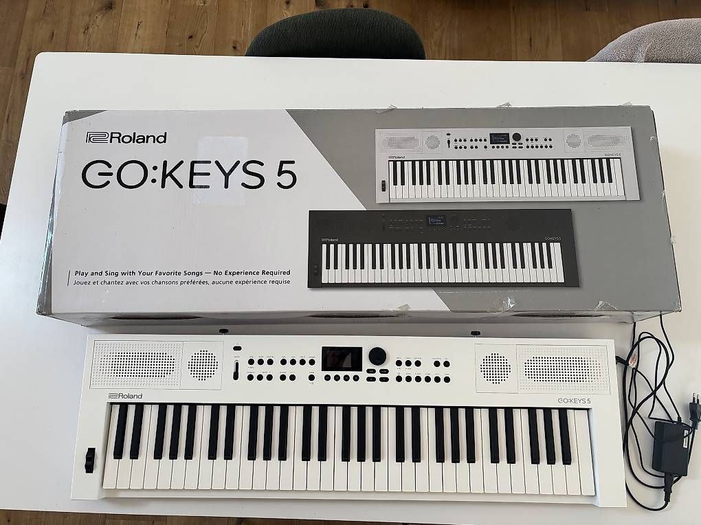 Roland Musikinstrumente: Roland Go:Keys 5 mit Notenständer – Neu (gemäss Beschreibung) aus Walliswil b.Wangen von Tline70