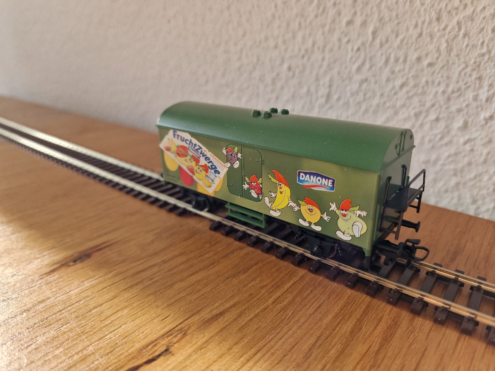 Märklin Modellini di ferrovie: Märklin Danone Güterwagen H0 – Usato da Matten b. Interlaken venduto da lor_hr9w 2