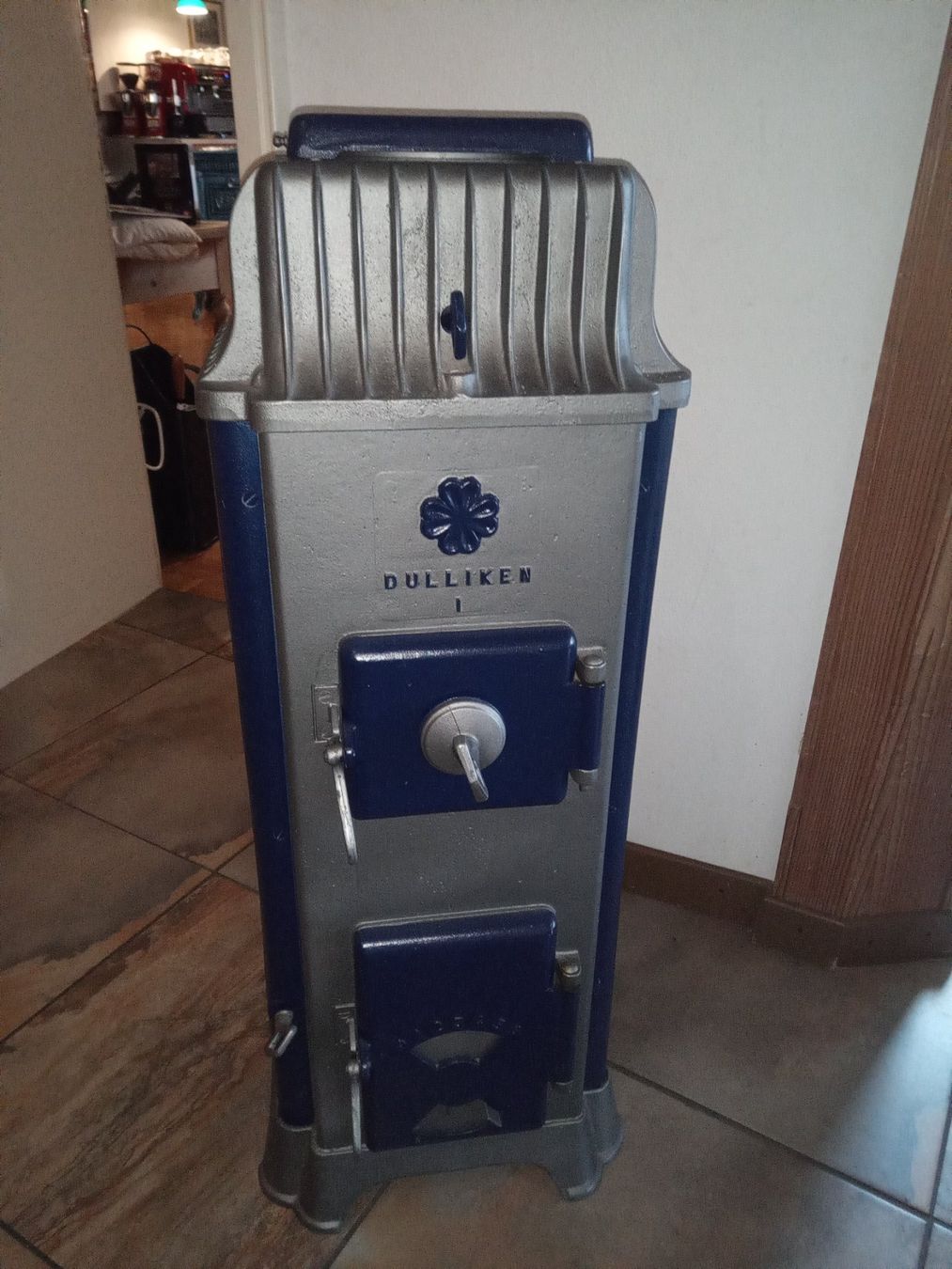 Autres meubles anciens: Antiker Gussofen restauriert – D'occasion à Obersteckholz par Holzofenbeck