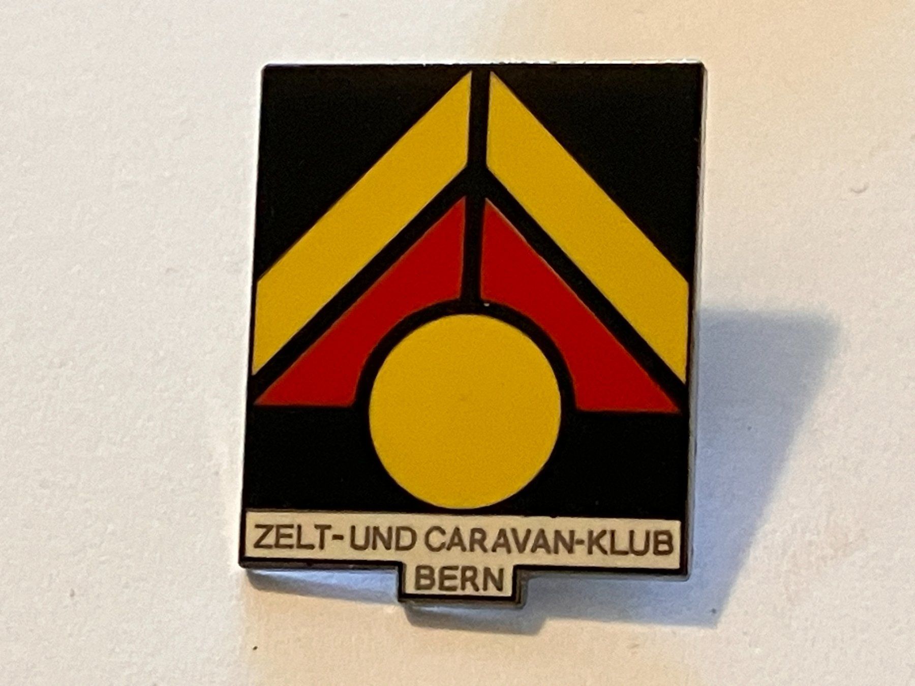 Placchette & Badge: 1 Pin Zelt und Caravan Klub Bern – Usato da Basel venduto da djwwpp