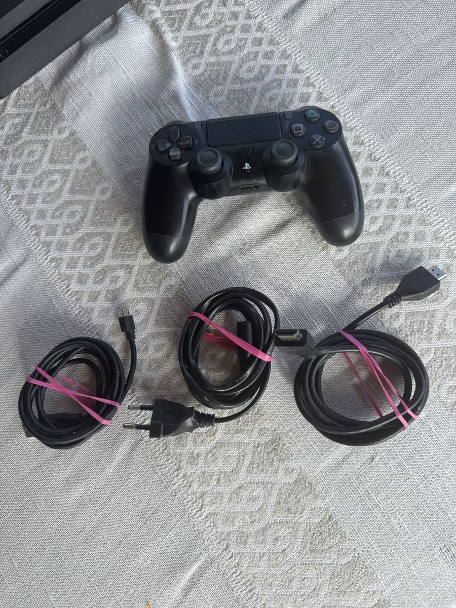 Sony Console: PS4 with controller and cables  – Nuovo (secondo la descrizione) da Aigle venduto da 029_mbn 2
