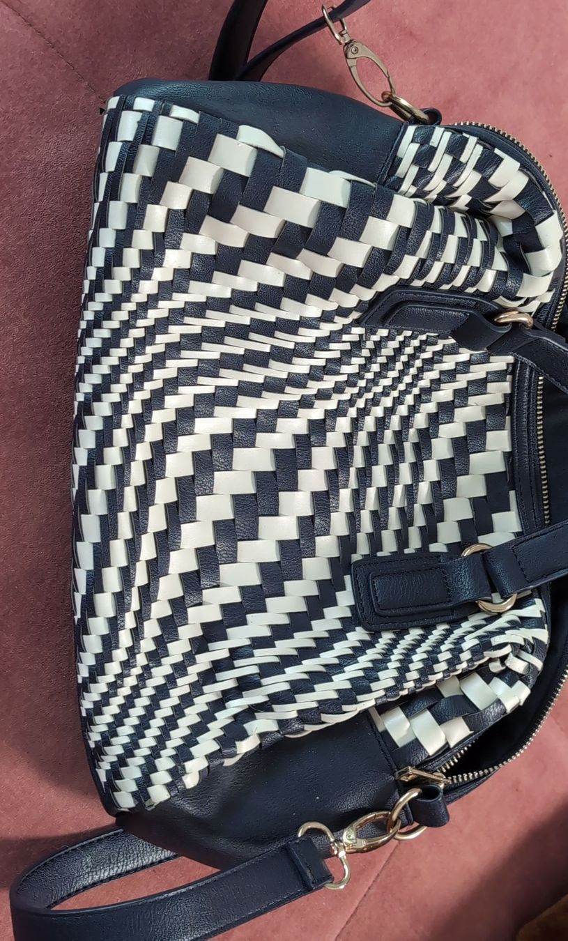 Taschen für Damen: Damen Handtasche dunkelblau/weiss mit Webmuster – Gebraucht aus Ebikon von Niederdorf01