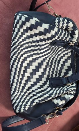Damen Handtasche dunkelblau/weiss mit Webmuster