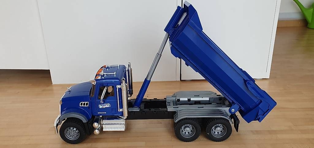 Spielzeuge: Bruder LKW mit Kippmulde – Gebraucht aus Egg b. Zürich von ZH-8132 1