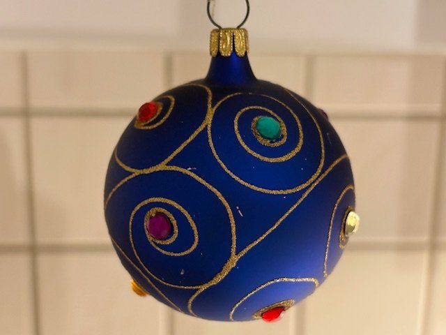 Alle Dekorationen: Hübsche, blaue Weihnachtskugel mit farbigen Glitzersteinchen – Gebraucht aus Gossau/ZH von amazonas66