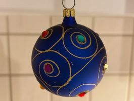 Hübsche, blaue Weihnachtskugel mit farbigen Glitzersteinchen