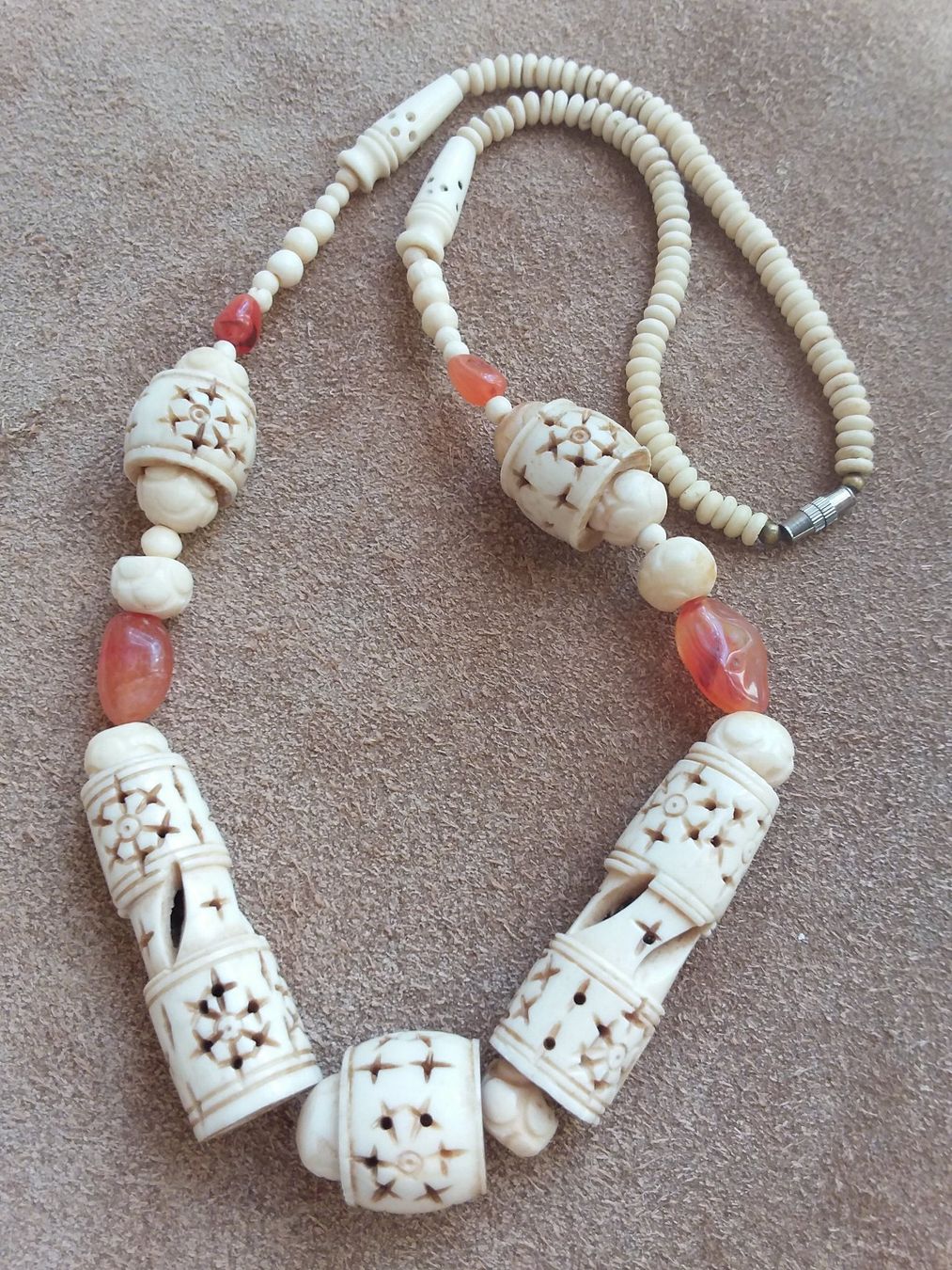 Catenine: Vintage Handgeschnitzte Kette Collier Afrika – Usato da Zürich venduto da helsan