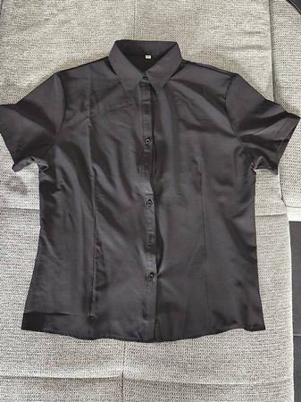 Schwarze, taillierte Kurzarmbluse, Gr. 42/44 - NEU-