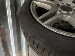 Roues Mercedes 17 pouces avec pneus été en bon état 