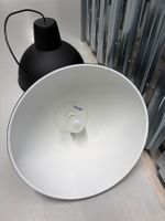 2 schwarze Pendelleuchten aus Metall – schlichtes Design