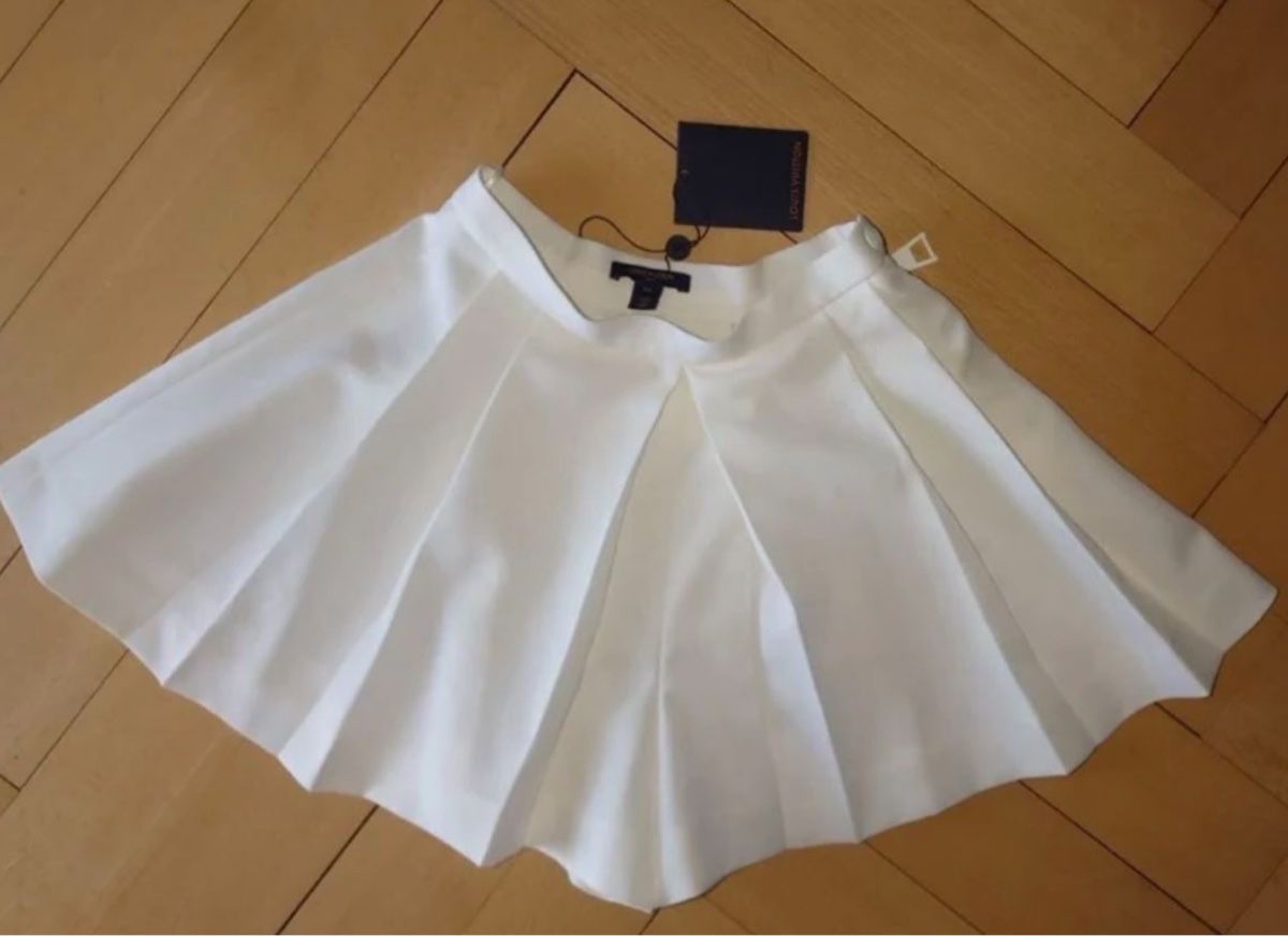 Louis Vuitton Pantaloni: LOUIS VUITTON SKORT FR38 - new unused!! – Nuovo (secondo la descrizione) da Baden venduto da agora_newgeneration