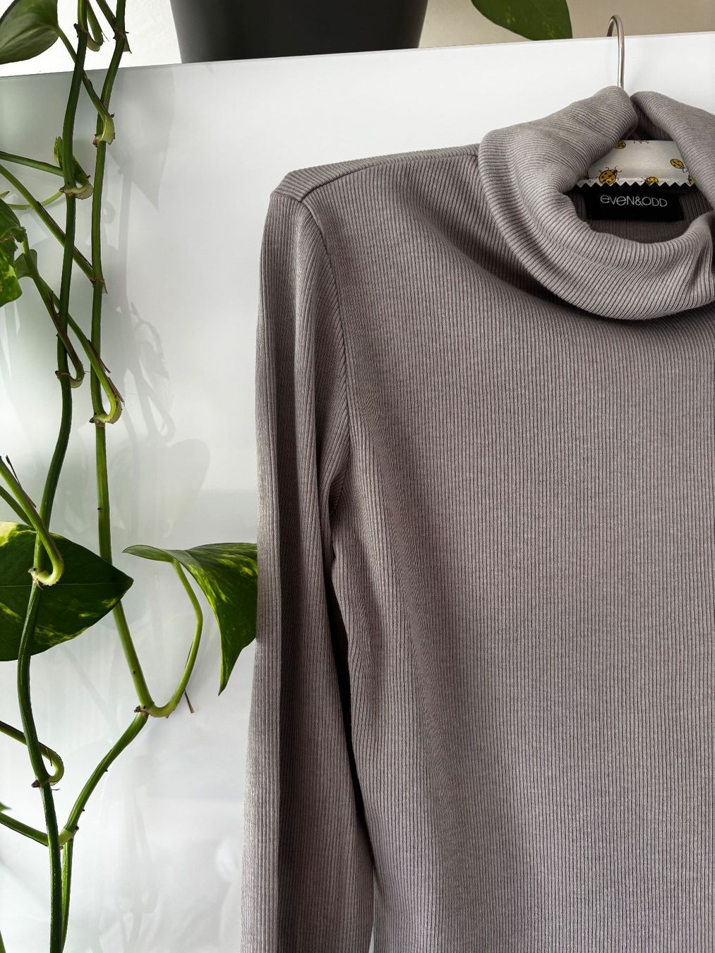 T-shirt: EVEN & ODD greiges Turtleneck-Shirt – Usato da Zürich venduto da missmodernage 1