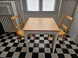 Kleiner Esstisch aus Holz
