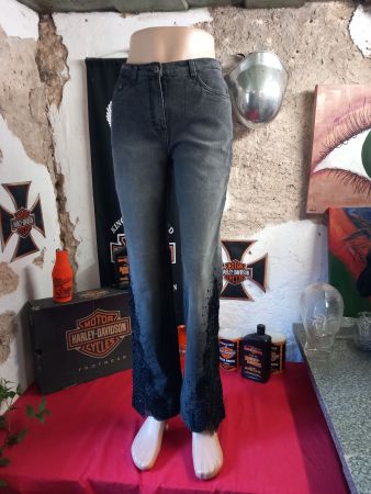 Schicke Jeans mit Stickerei, Grösse 38, neuwertig!