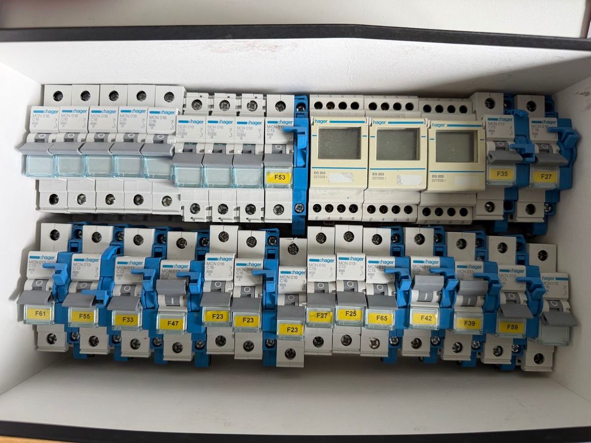 Hager Componenti elettronici: Sicherungen, Zeitschaltuhren – Usato da Luzern venduto da Elektrogut