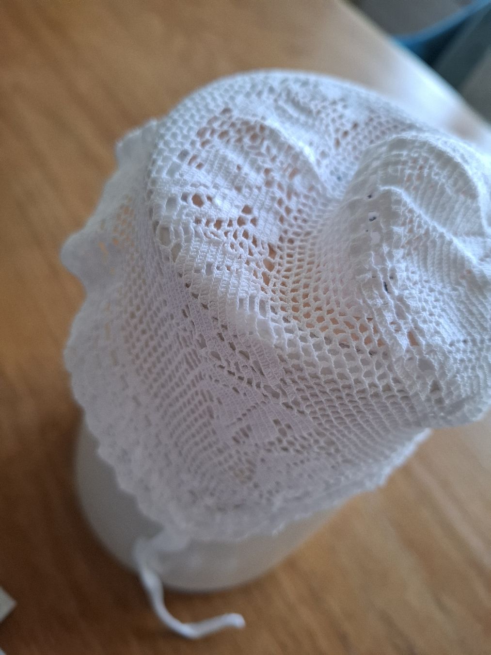 Berretti & Sciarpe: Süsses Baby Häubchen  Spitze – Usato da Thun venduto da kw50 6