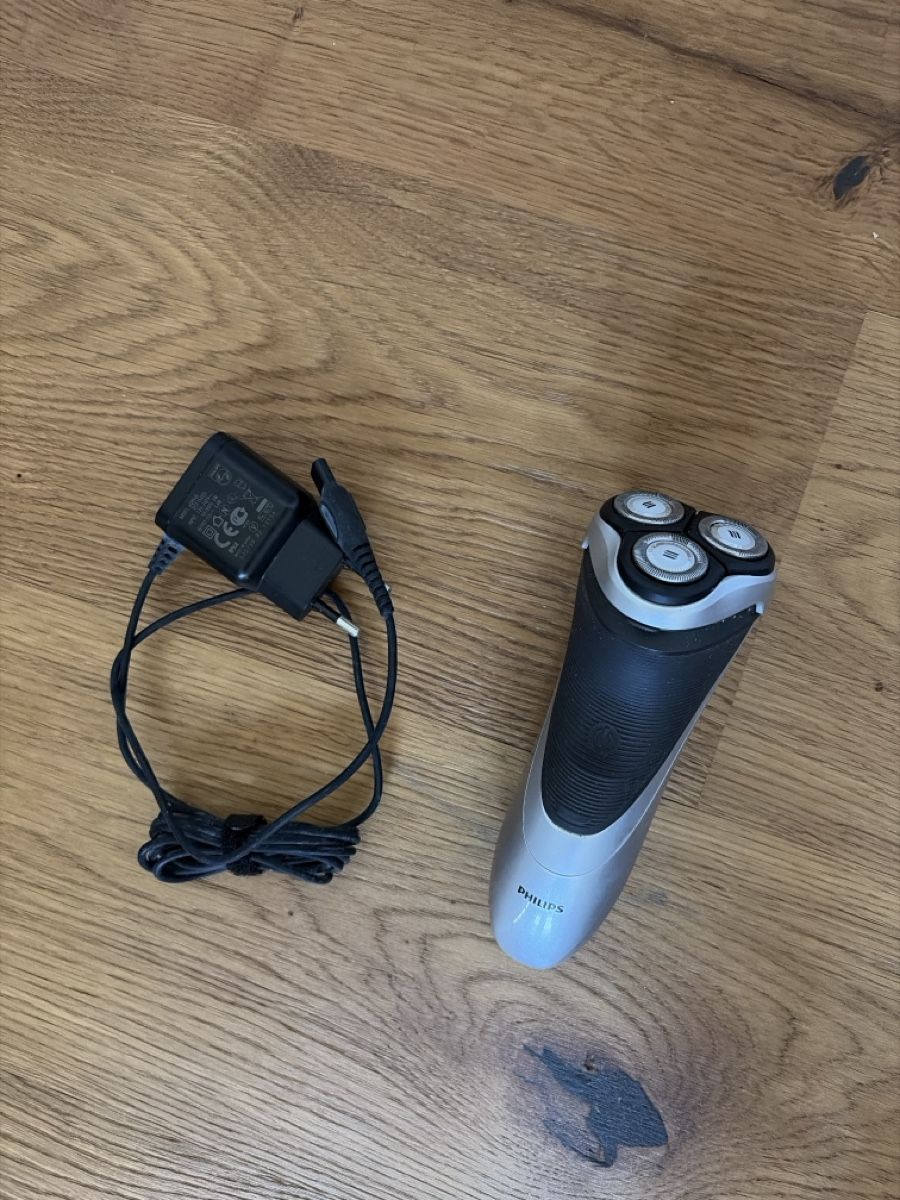Philips Rasoi & Lamette da barba: Elektrischer Rasierer Philips mit Netzteil gebraucht – Usato da Oberkirch LU venduto da moia76 1