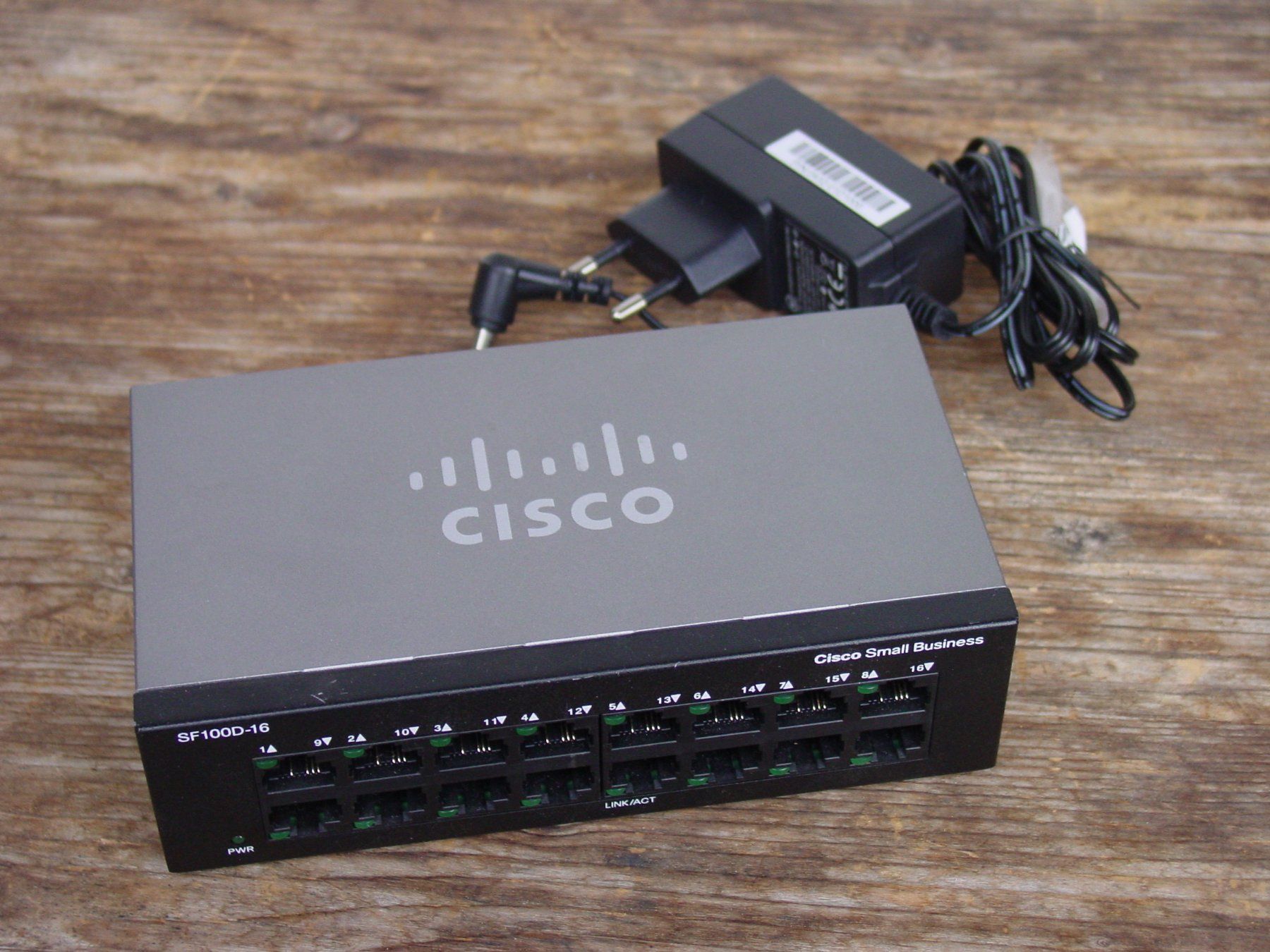 Cisco Server: Cisco Smal Business SF100D-16 Desktop Switch – Usato da Ursenbach venduto da rekruten-shop